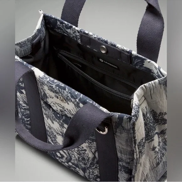 Lululemon NEW Boxy Mini Tote Bag 4.5L Print- Sketch Toile Turtledove Navy - Picture 3 of 6